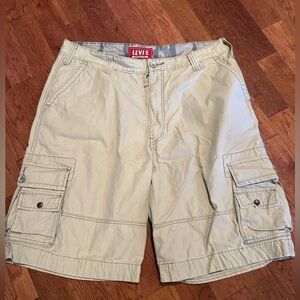 Levi's Men's Beige Cargo Shorts